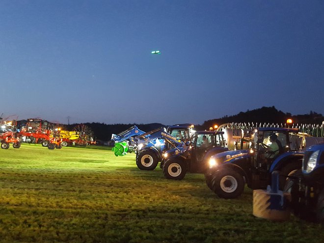 Dogodek se konča z mimohodom vseh traktorjev in priključkov.
