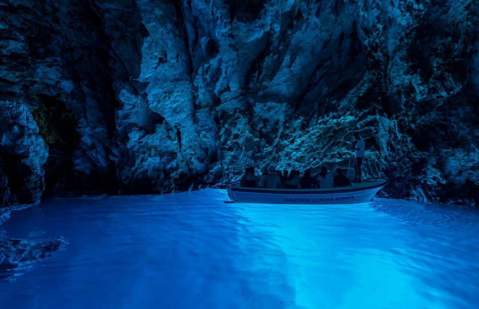Fotografija: Modra špilja je edinstvena morska jama v svetovnem merilu. FOTO: Dave Z/shutterstock
