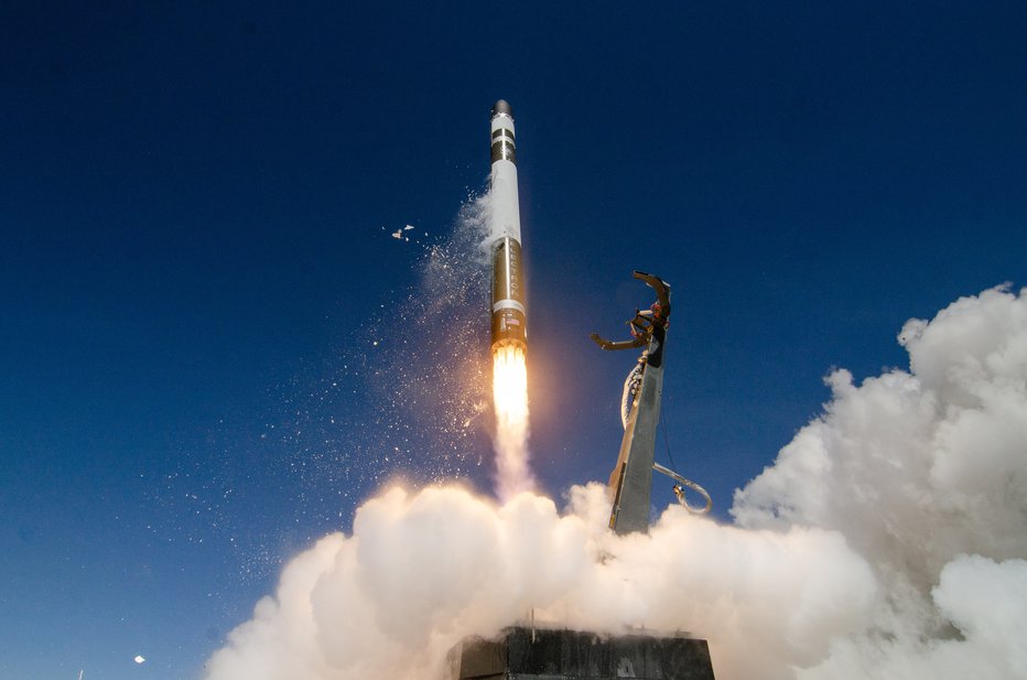 Fotografija: Proti našemu naravnemu satelitu jo je ponesla raketa Electron. FOTO: Rocket Lab/Reuters
