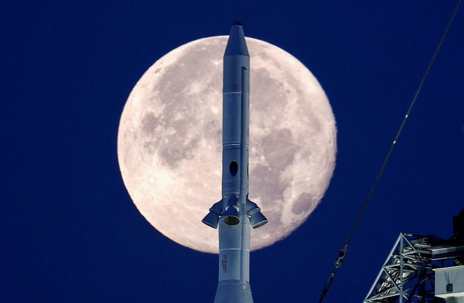 Raketa Artemis 1 na Floridi čaka izstrelitev proti Lunini orbiti, ki naj bi se zgodila avgusta. FOTO: Joe Skipper/Reuters
