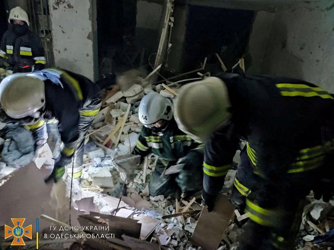 Reševalci iščejo morebitne v ruševinah ujete prebivalce.

FOTO: Reuters
