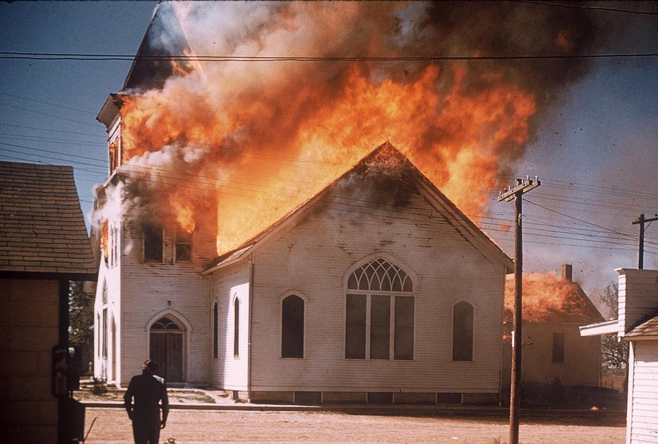 Fotografija: Zgorela sta streha in pročelje (fotografija je simbolična). FOTO: Leonaruth/Getty Images
