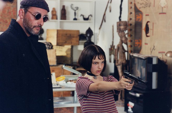 Ob Jeanu Renoju v filmu Léon kot dekle, ki se spoprijatelji s poklicnim morilcem.
