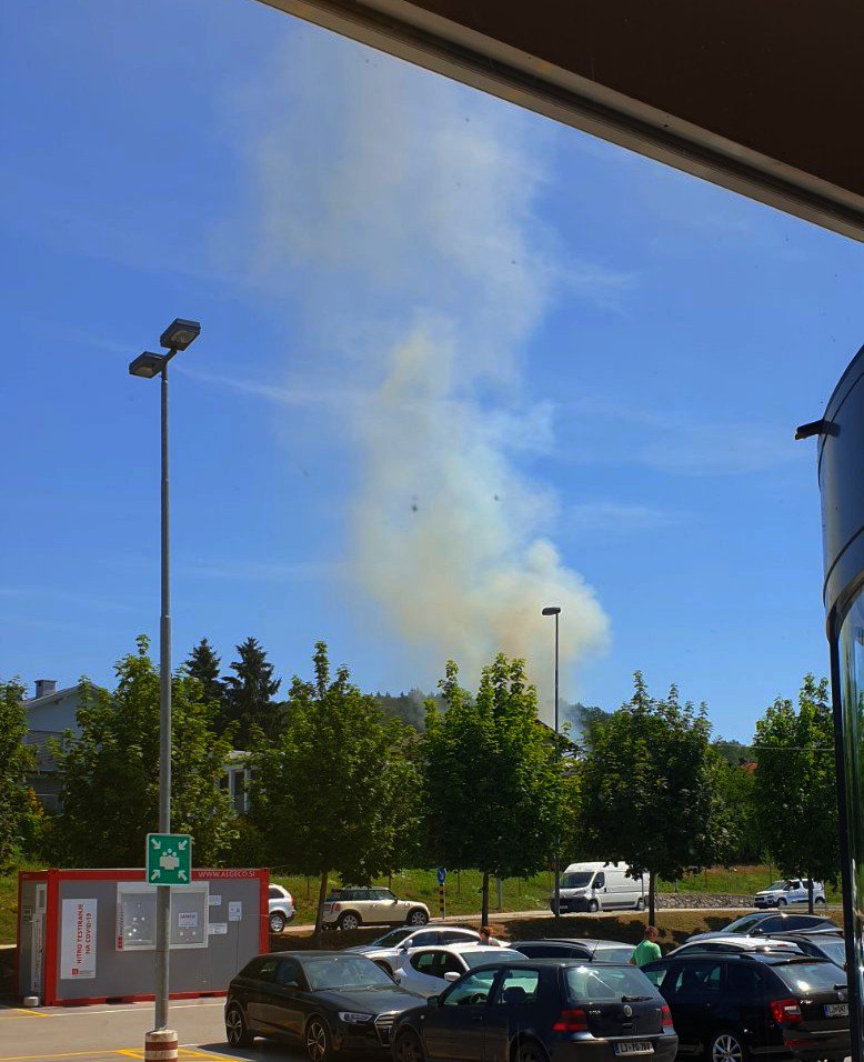 Fotografija: Požar je izbruhnil malo pred poldnevom. FOTO: Bralec poročevalec
