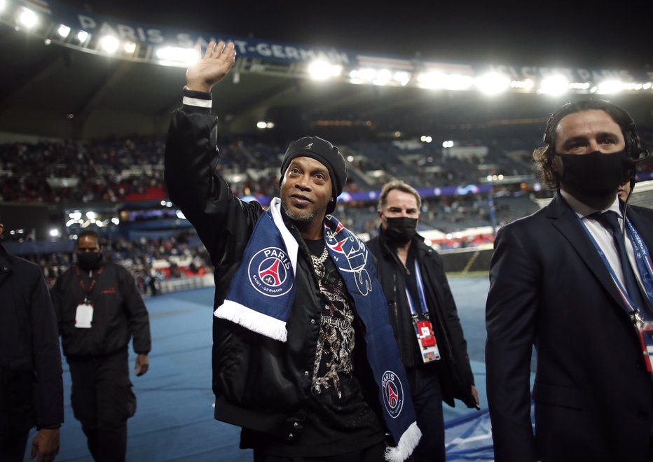 Fotografija: Nekdaj enega od najboljši nogometašev na svetu Ronaldinha Gaucha pariški navijači niso pozabili, kot ga ni Lionel Messi. FOTO: Benoit Tessier/Reuters
