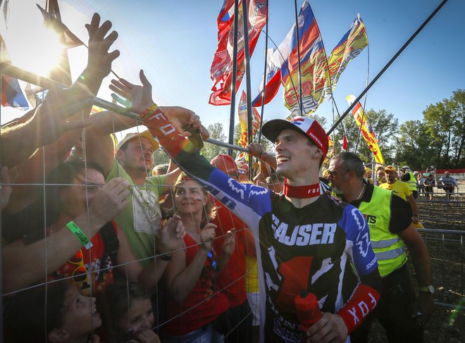 Tim Gajser je eden najbolj priljubljenih slovenskih športnikov, zlasti na dirkah v Italiji ima veliko navijačev. Tako se je leta 2019 v Imoli z njimi veselil naslova svetovnega prvaka. FOTO: Matej Družnik
