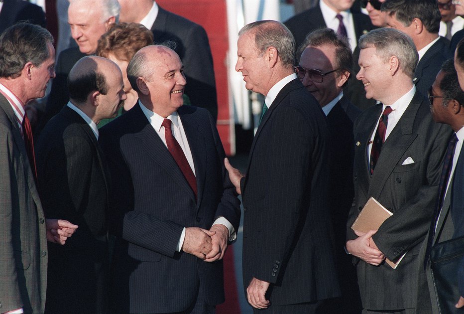 Fotografija: Predsednik Sovjetske zveze Mihaila Gorbačova se je pred vrhom z ameriškim predsednikom Georgeem Bushem starejšim 30. maja 1990 srečal z zunanjim ministrom ZDA Jamesom Bakerjem (desno). V ozadju je takratni sovjetski zunanji minister Eduard Ševardnadze. FOTO: J. David Ake/AFP
