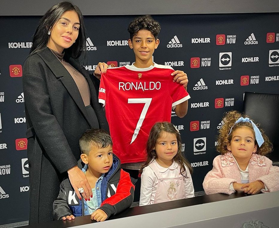 Fotografija: Cristiano Ronaldo mlajši z Georgino Rodriguez in mlajšim delom družine. FOTO: Instagram
