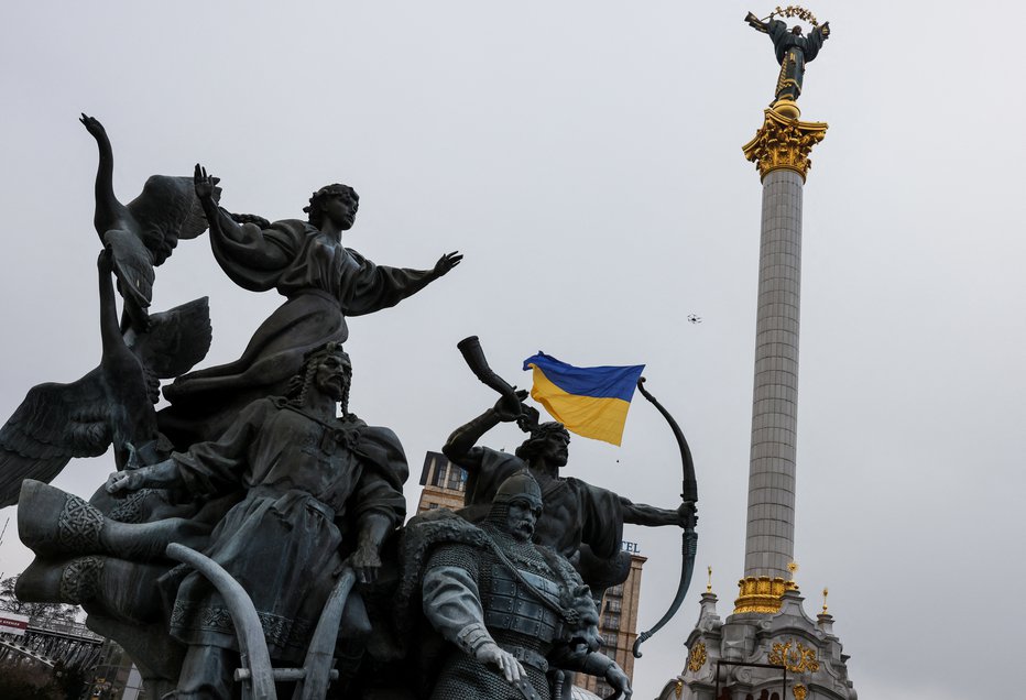 Fotografija: V Kijevu so na dan, ko naj bi se začela ruska invazijo, preznovali dan enotnosti. FOTO: Umit Bektas/Reuters

