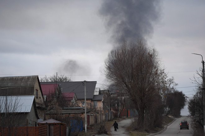 Ruske in ukrajinske sile se borijo za nadzor nad vojaškim letališčem Hostomel na severnem obrobju Kijeva. Posnetek iz bližnje vasi. FOTO: Daniel Leal/AFP
