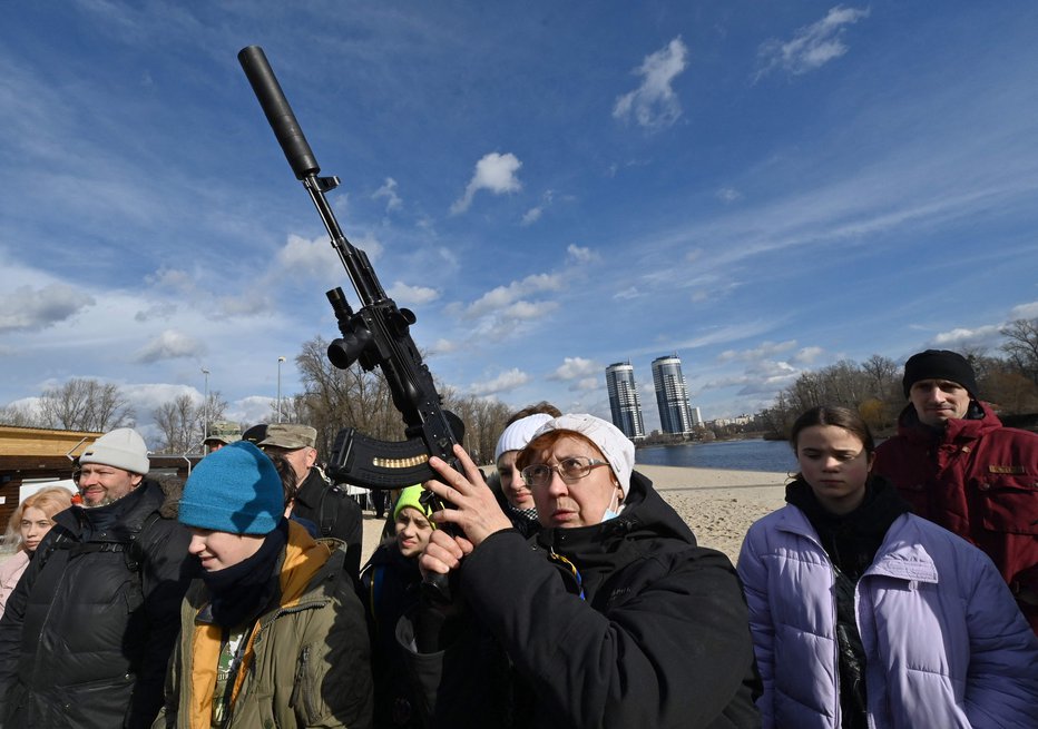 Fotografija: Ukrajinski civilisti se oborožujejo. FOTO: Genya Savilov/AFP
