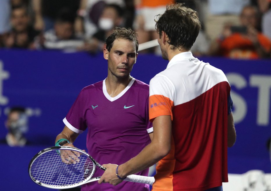 Fotografija: Zaključni pozdrav Rafaela Nadala z Daniilom Medvedjevom. FOTO: Henry Romero/Reuters
