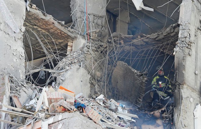 V napadih uničena stavba v Kijevu. FOTO: Gleb Garanich/Reuters
