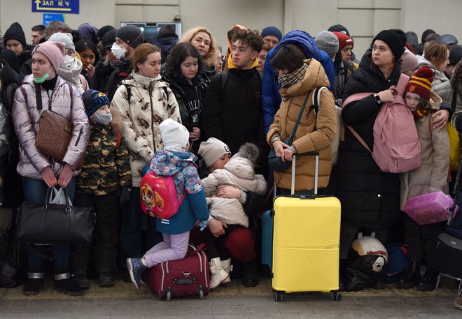 Ljudje čakajo na vlak, da jih odpelje na Poljsko. FOTO: Yuriy Dyachyshyn/AFP
