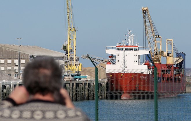 Francija je zajela domnevno rusko trgovsko ladjo. FOTO: Pascal Rossignol/Reuters
