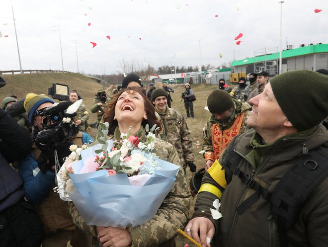 Pripadnika ukrajinske vojske Lesja in Valerij sta se poročila sredi vojne. FOTO: Mykola Tymchenko Reuters
