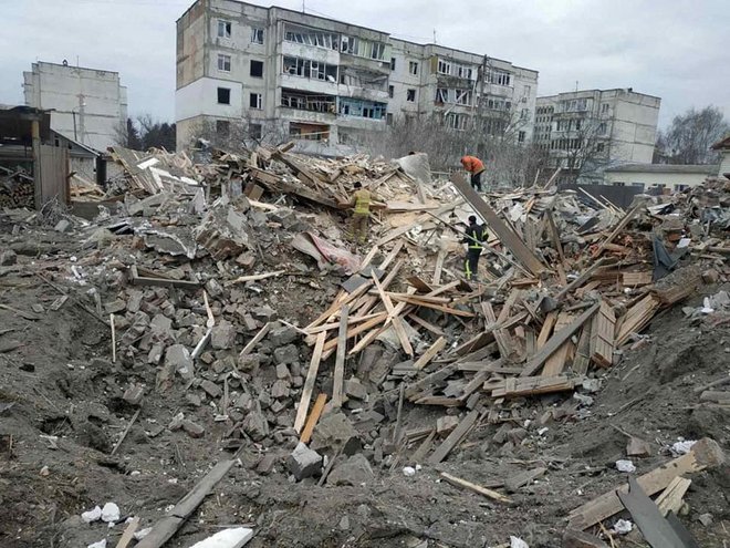Razvaline po ruskem bombardiranju. FOTO: Ukraine state emergency service via Reuters
