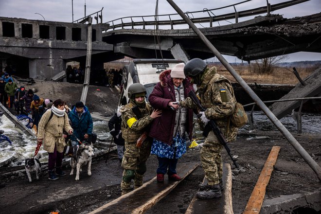 Irpin je bil v ruskem obstreljevanju močno poškodovan. FOTO: Dimitar Dilkoff/AFP
