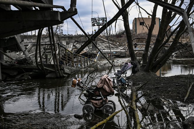 Fotografija prikazuje včerajšnje stanje v mestu Irpin zahodno od Kijeva. FOTO: oAris Messinis/AFP

