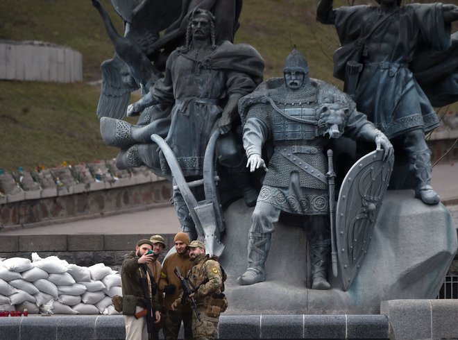 Ukrajinski vojaki pred spomenikom ustanoviteljem Kijeva na Trgu neodvisnosti v prestolnici države. FOTO: Sergei Supinsky/AFP
