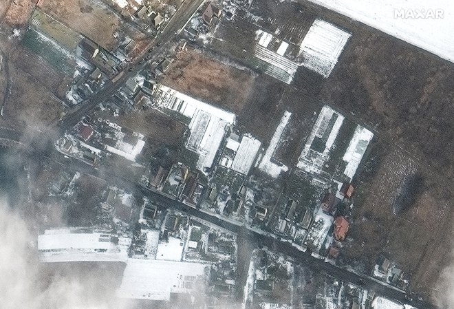 Satelitski posnetek vojaških vozil v bližini vojaškega letališča Gostomel. FOTO: Maxar T chnologies via Reuters
