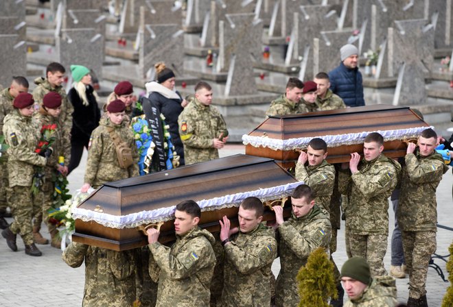 Ukrajinska vojska pokopava svoje mrtve. FOTO: Yuriy Dyachyshyn/AFP
