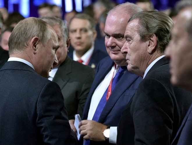Ruski predsednik Vladimir Putin in bivši nemški kancler Gerhard Schröder oktobra 2019 v Moskvi. FOTO: Sputnik Photo Agency/Reuters
