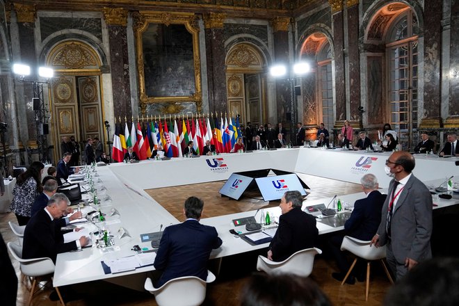 Voditelji članic EU na neformalnem zasedanju v Versaillesu razpravljajoi o tem, kako naj Unija po ruskem napadu na Ukrajino zavaruje svoje državljane in vrednote. FOTO: Michel Euler via Reuters

