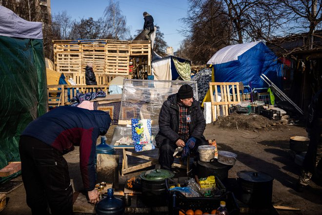 Kijev danes. Prostovoljci pripravljajo hrano za ukrajinsko vojsko in prebivalce, ki so ostali. FOTO: Dimitar Dilkoff/AFP
