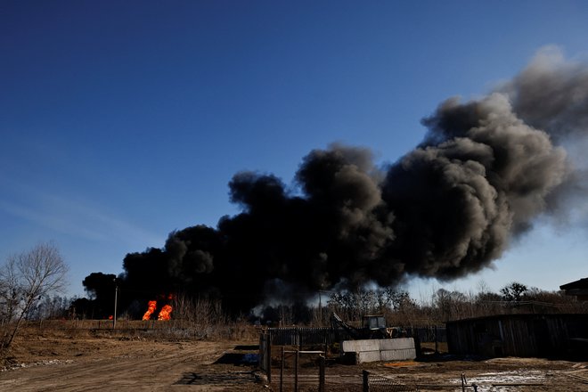Na fotografiji dim, ki se dviga nad skladiščem goriv v bližini ukrajinskega glavnega mesta. Lokalci pravijo, da je skladišče zadelo pet raket. FOTO: Thomas Peter/Reuters
