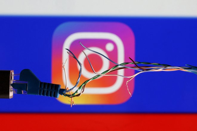 Instagram po novem dovoli objavo izjav, kot je »smrt ruskim napadalcem«, ki bi bile sicer označene kot sovražni govor. Še vedno ne bodo dovoljene grožnje proti ruskim civilistom. FOTO: Dado Ruvic/Reuters
