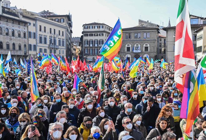 V Firencah se je danes zbralo okoli 20.000 ljudi, ki so prisluhnili video nagovoru ukrajinskega predsednika Volodimirja Zelenskega. FOTO: Carlo Bressan/AFP
