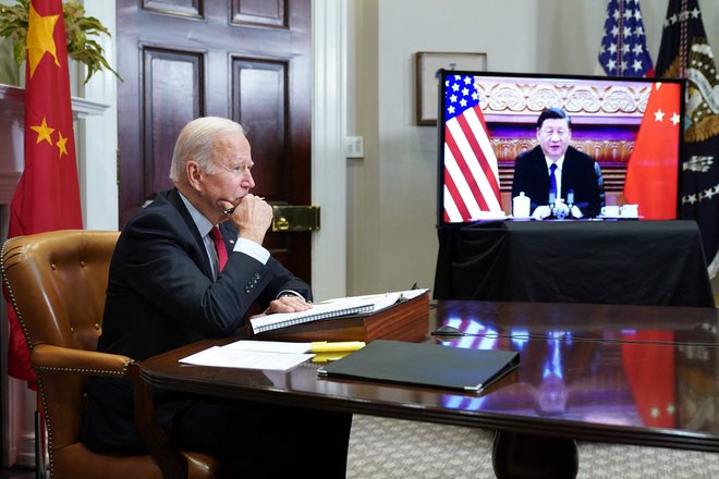 Ameriški predsednik Joe Biden in njegov kitajski kolega Xi Jinping bosta danes po telefonu govorila o ruski invaziji na Ukrajino (fotografija je arhivska). FOTO: Mandel Ngan/AFP
