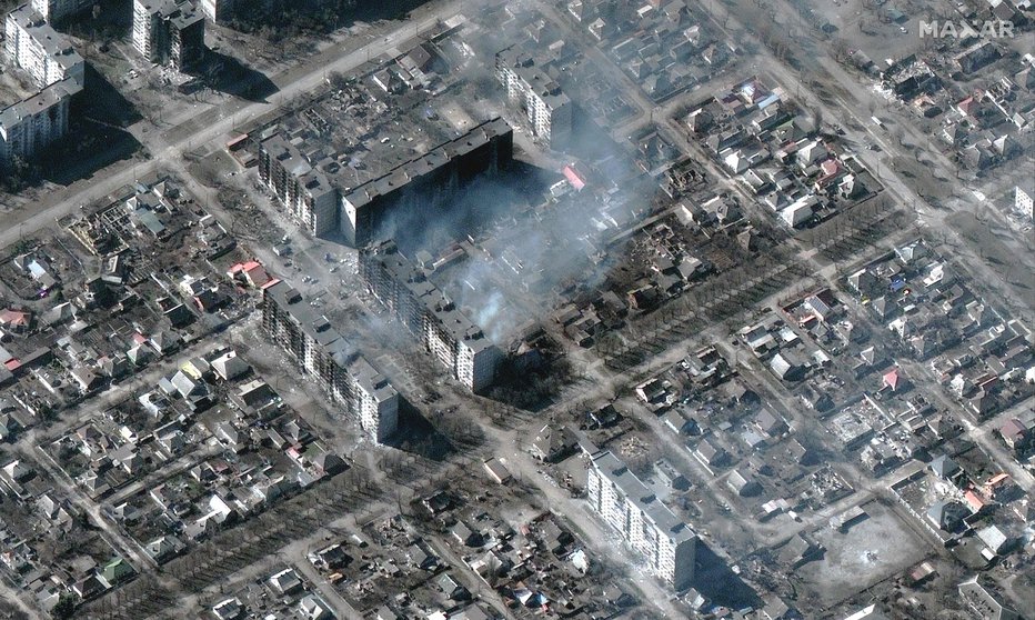 Fotografija: Satelitski posnetek kaže razdejanje v obleganem mestu Mariupolj. Ta je ključna tarča Rusov, saj bi z zavzetjem mesta zagotovil most med svojimi silami na Krimu in ozemljem pod ruskim nadzorom na severu in vzhodu. FOTO: Maxar Technologies/Afp

