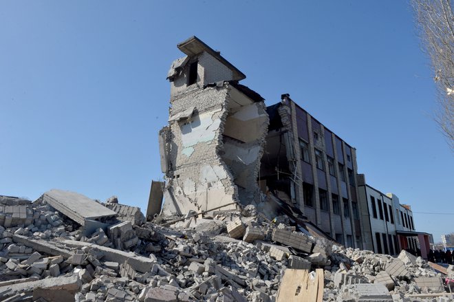 Uničena šolska stavba v Harkovu. FOTO: Sergey Bobok/AFP
