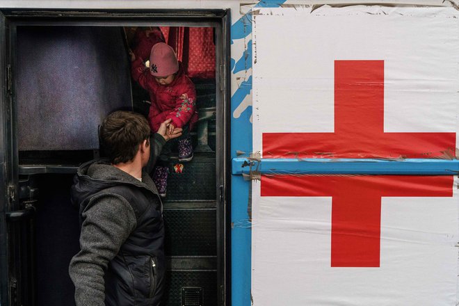 Rdeči križ pomaga pri evakuaciji civilistov. FOTO: Emre Caylak/Afp
