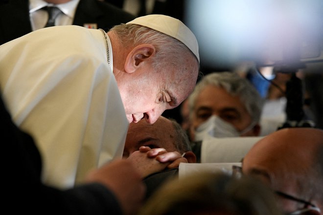 Po papežu Frančišku je konfikt v Ukrajini sprožila »močna oseba, na žalost zaprta v svojih anahronih pretenzijah in nacionalističnih interesih«. FOTO: Vatican Media/Via Reuters
