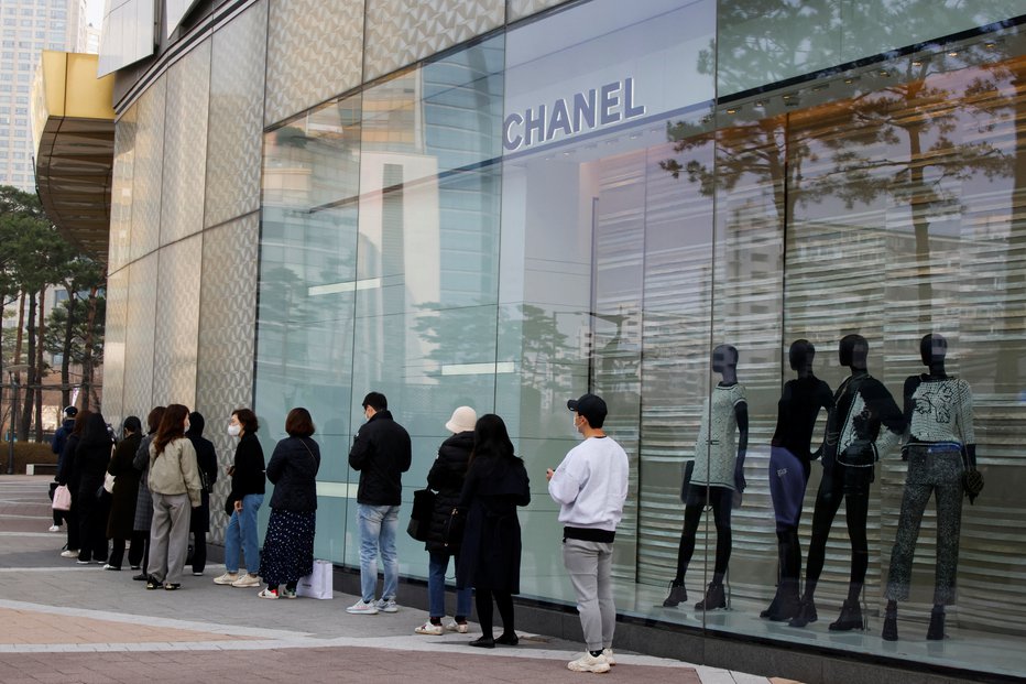 Fotografija: Iz Chanela so za BBC sporočili, da sankcije, ki jih je uvedla EU, pa tudi Švica, prepovedujejo prodajo prestižnih predmetov posameznikom, ki jih nameravajo uporabljati v Rusiji.  FOTO: Reuters
