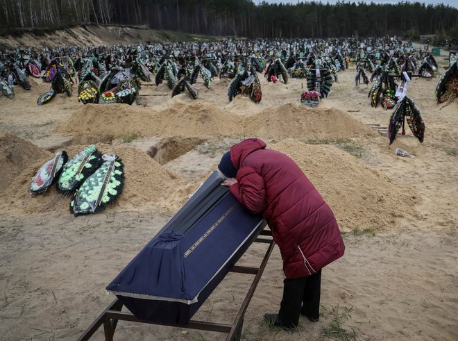 Žalovanje gospe v Irpinu, ki je v vojni izgubila sorodnika. FOTO: Gleb Garanich/Reuters
