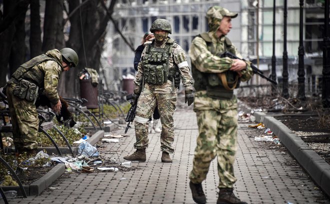 Ruski vojaki v Mariupolju. FOTO: Alexander Nemenov/AFP
