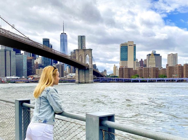 Za konec še zasanjan pogled čez East River, ki je v resnici morje, in obljuba, da se bo v New York zagotovo še vrnila.
