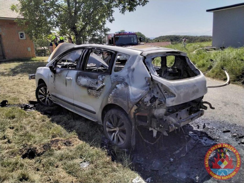 Fotografija: Avto je zgorel, poškodovanih naj ne bi bilo. FOTO: PGD Gornja Radgona
