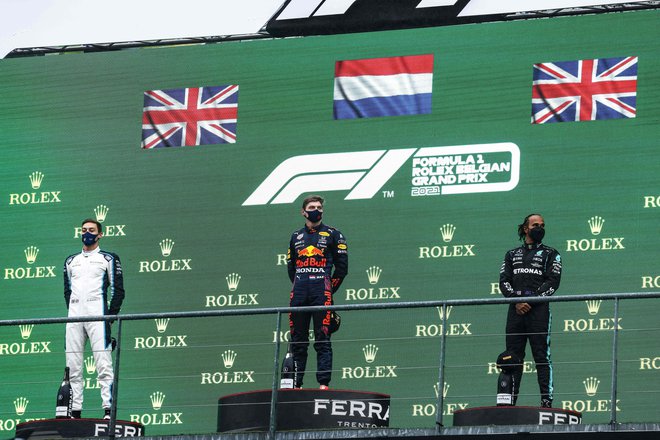 Max Verstappen, George Russell in Lewis Hamilton so stali na zmagovalnem oru. FOTO: Kenzo Tribouillard Afp