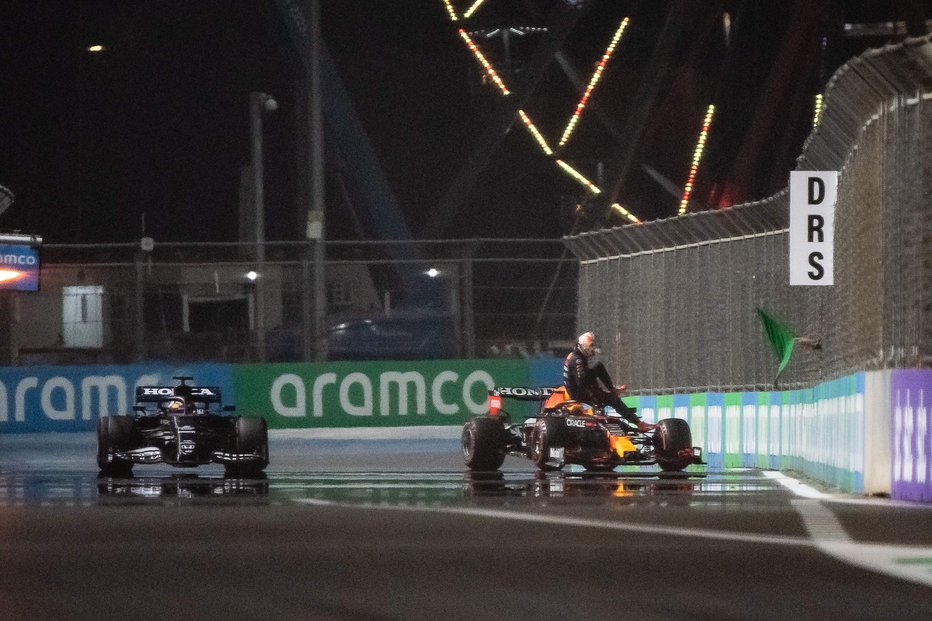 Fotografija: Lewis Hamilton in Max Verstappen sta pred zadnjo dirko izenačena pri točkah. FOTO: Andrej Isakovic/AFP
