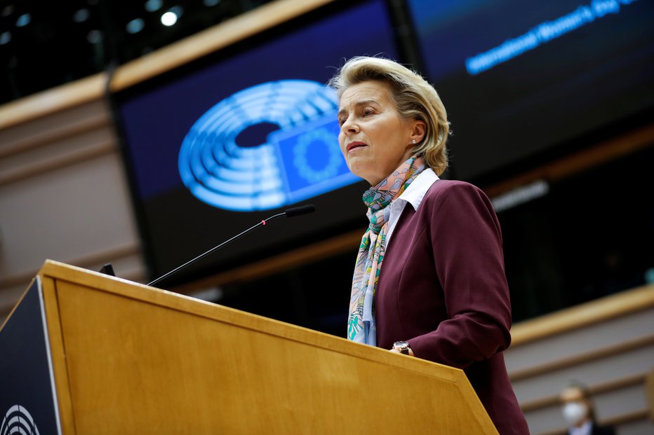 Fotografija: Predsednica evropske komisije Ursula von der Leyen je povedala, da ima Unija na mizi sveženj obsežnih finančnih ter gospodarskih sankcij proti Rusiji. Foto Francisco Seco/Reuters

