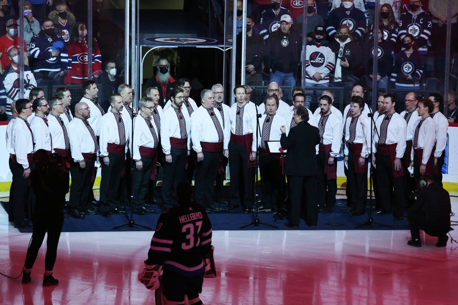 Fotografija: Ukrajinski zbor Hoosli je pred tekmo v dvorani Canada Life Centre v Winnipegu zapel ukrajinsko in kanadsko himno. FOTO: Terrence Lee/USA Today Sports
