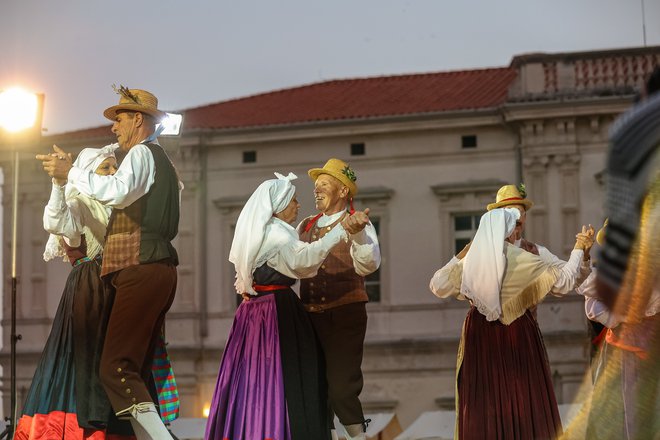 V folklornem društvu Val Piran, na fotografiji plešejo seniorji, že od leta 1961 združujejo mlade iz slovenske Istre. FOTO: Črt Piksi
