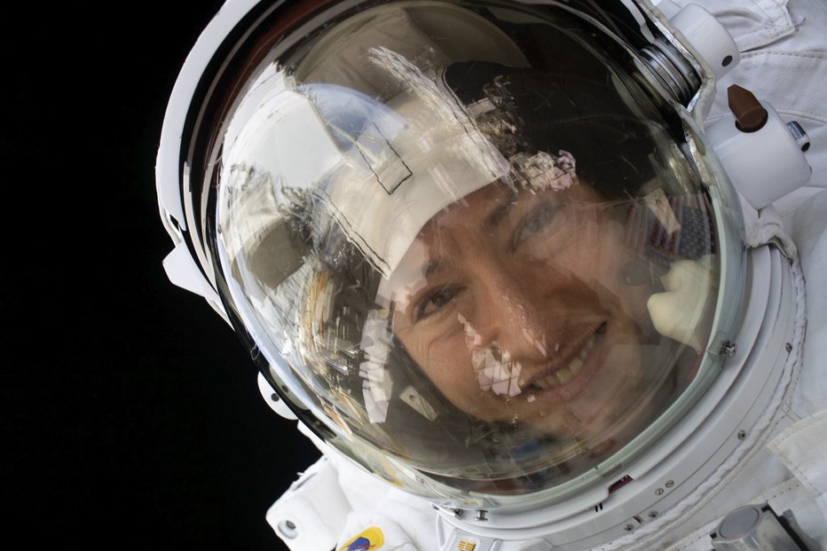 Fotografija: Astronavtka Nase Christina Koch je bila tokrat prvič v vesolju. Zamenjala je nekaj sostanovalcev, opravila kup poskusov in vzdrževalnih del, na postaji pa je 29. januarja praznovala tudi svoj 41. rojstni dan. FOTO: Nasa/AFP