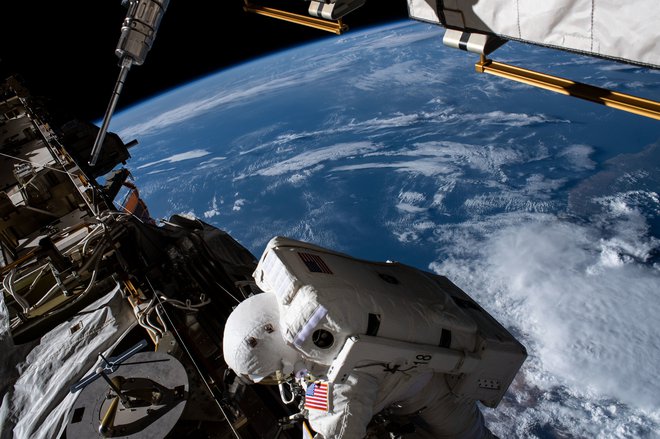 Kochova na vesoljskem sprehodu. FOTO: Nasa