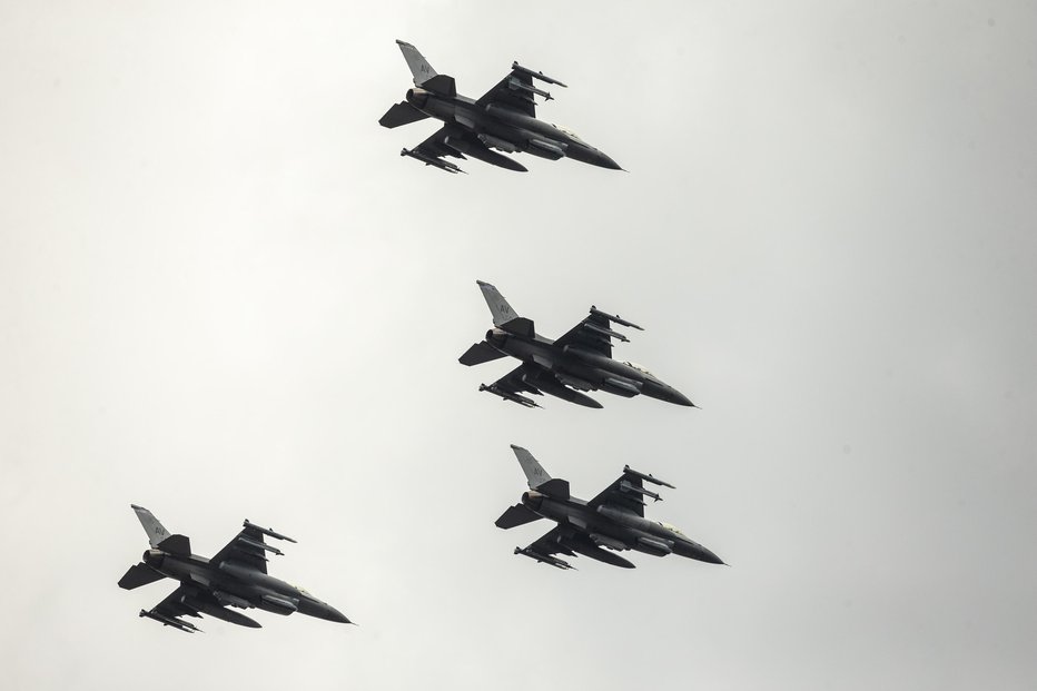 Fotografija: Prelet letal F16 v znamenje konca epidemije. FOTO: Matej Družnik/Delo